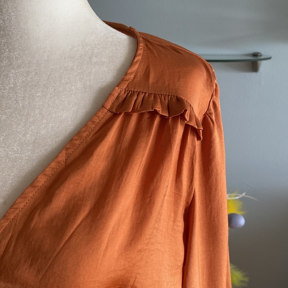 V-NECK SMOCKED TIERED MINI DRESS Rosewood colour long sleeve - Picture 5 of 13